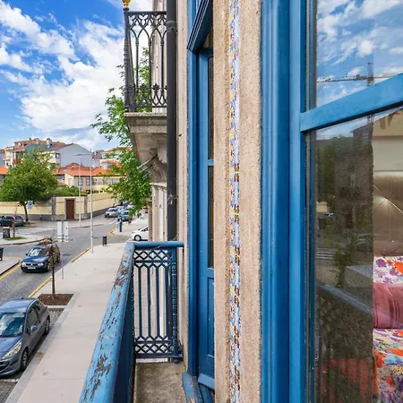 Charming Gem Metro Balcony Location *